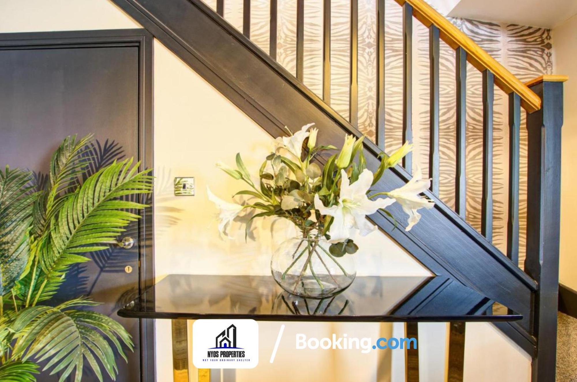 3 Bedroom Home By Nyos Properties Short Lets & Serviced Accommodation Manchester With Garden Zewnętrze zdjęcie